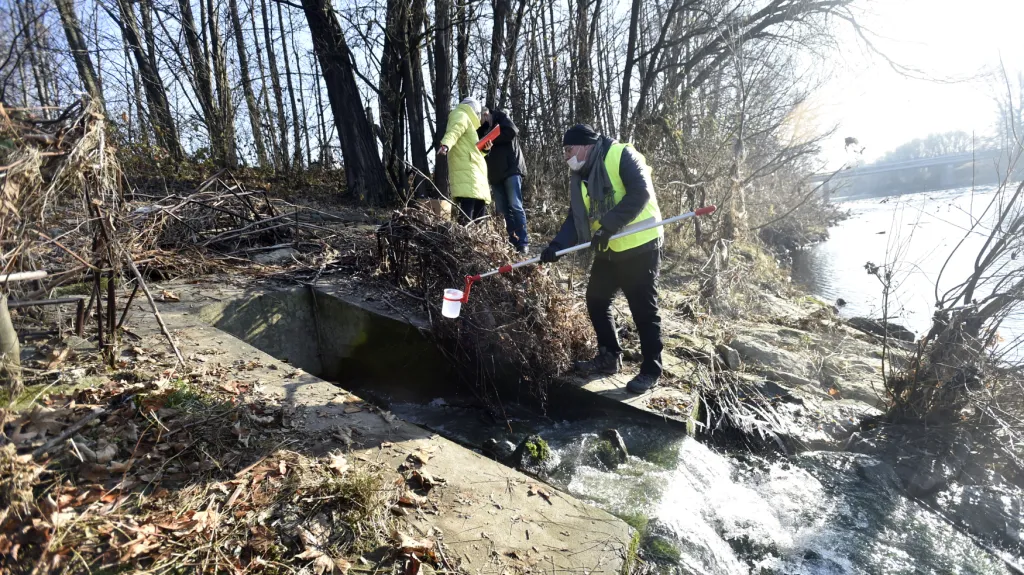 Inspektoři z ČIŽP odebrali vzorky vody z výpusti ve Valašském Meziříčí-Juřince