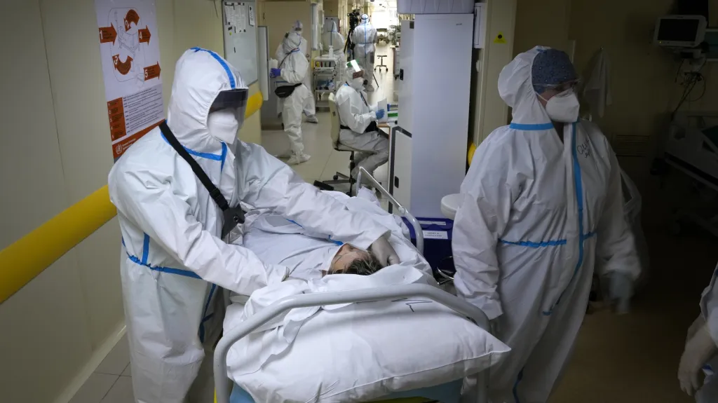 Lékaři v moskevské nemocnici