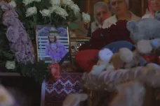 Ve Vinnycji se naposled rozloučili s holčičkou, která zemřela při ruském útoku