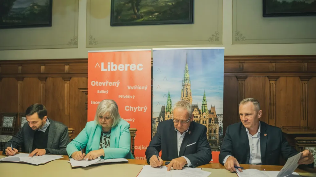 Podpis koaliční smlouvy v Liberci. (Jan Hruška (Piráti), Šárka Prachařová (ANO), Jaroslav Zámečník (SLK), Petr Židek (ODS))