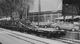 Nakládka nových automobilů Škoda před pobočným závodem v Kvasinách roku 1970