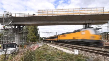 Stavbaři začali 12. října 2021 usazovat mostní konstrukci nad tratí, po níž vlaky jezdí přes Havlíčkův Brod mezi Prahou a Brnem