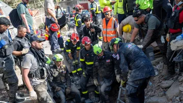 Členové francouzského výcvikového a zásahového pluku civilní bezpečnosti a záchranáři z USA i jiných zemí se podílejí na záchranných pracích v Caraballedě ve státě La Guaira