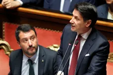 Italský premiér podal demisi. Zemi čekají složitá jednání o nové koalici nebo předčasné volby