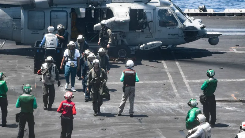 Námořníci z letadlové lodi Dwight D. Eisenhower zachránili posádku lodi, kterou napadli hútíové