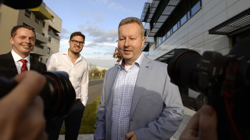 Richard Brabec před volebním štábem hnutí ANO v Praze