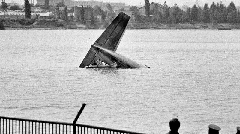 Zřícení letadla do jezera Zlaté písky