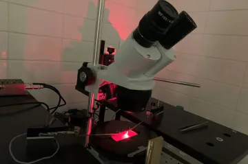 Kardiostimulátor by mohl nahradit implantát dobíjený červeným světlem. Pracují na něm vědci v Brně