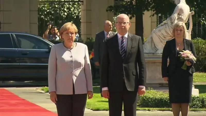 Premiér přivítal Merkelovou s vojenskými poctami