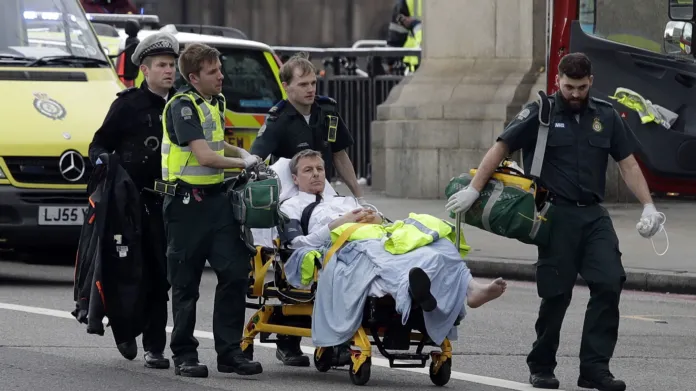 Záchranáři odvážejí zraněného po útoku v Londýně