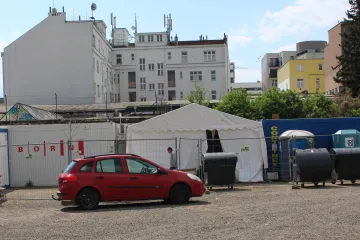 Chtít po člověku, co spí v zimě na lavičce, aby ihned skoncoval s alkoholem, je nereálné, tvrdí vedoucí kontaktního centra