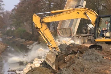 Lodě na Baťově kanálu vystřídala technika. Opravuje se po 80 letech provozu