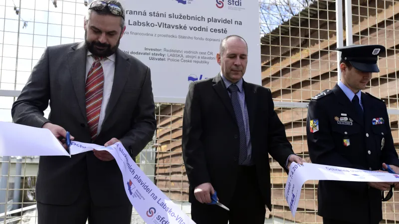 Budoucí pražský policejní ředitel Jan Ptáček (vpravo) se zástupci ŘVC a stavební firmy otevřeli v roce 2016 ochranné stání pro policejní plavidla.