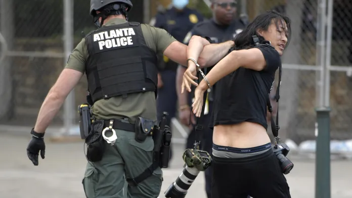 Policie v Atlantě zatýká účastníka protestů