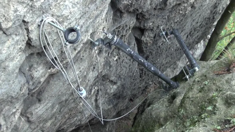 Čidla měří pohyb skal