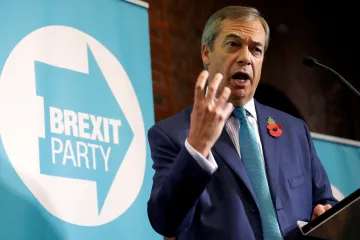 Budeme bojovat o každé křeslo, pokud nestáhnete dohodu, vzkázal Farage Johnsonovi