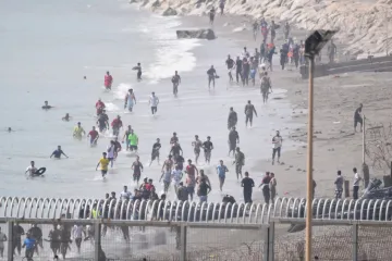 Tisíce Maročanů pronikly do španělského města Ceuta, to volá armádu