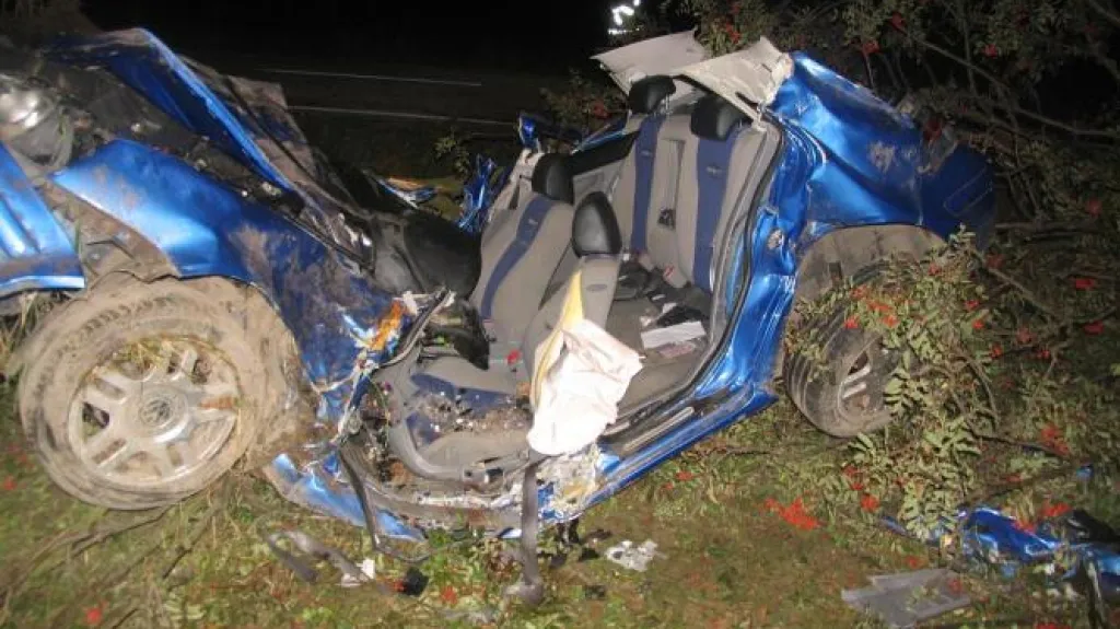 Auto po nárazu do stromu