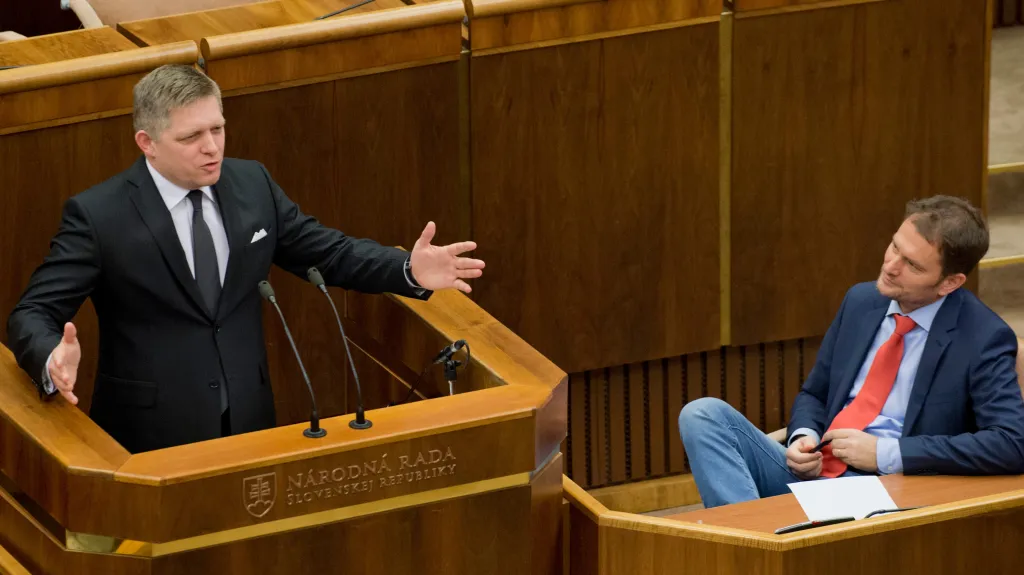 Robert Fico a Igor Matovič ve slovenské sněmovně v roce 2017