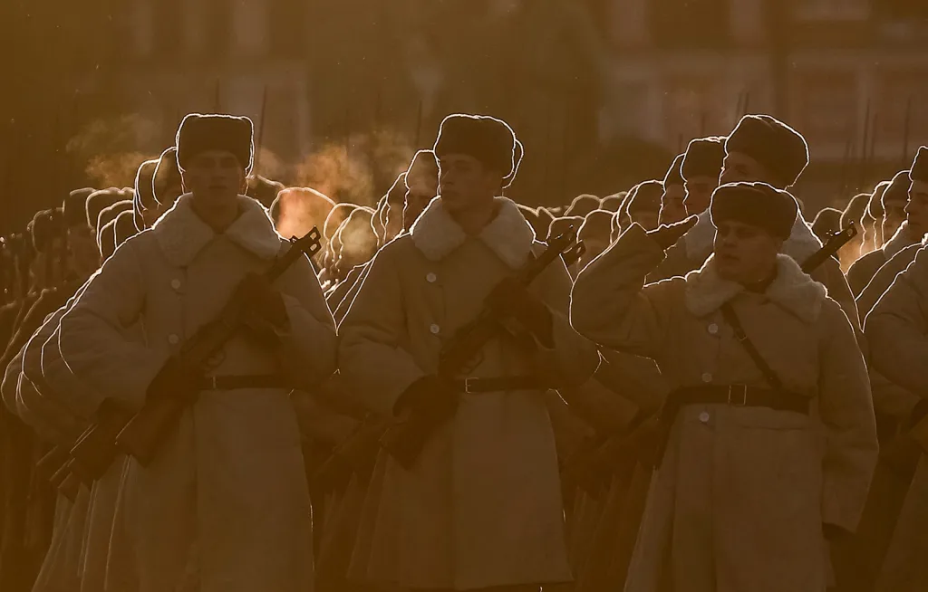 Vojáci ruské armády v historických uniformách zkoušejí na Rudém náměstí v Moskvě pochod pro přehlídku k historickému výročí velké vojenské přehlídky na stejném místě ve válečném roce 1941, kdy se německá armáda chystala dobýt město.