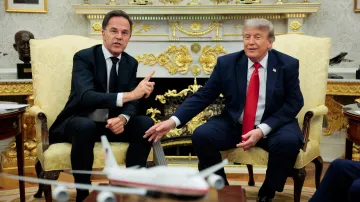 Generální tajemník NATO Mark Rutte a americký prezident Donald Trump v Oválné pracovně (24. 6. 2026)