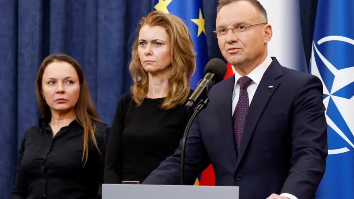 Andrzej Duda s manželkami odsouzených poslanců