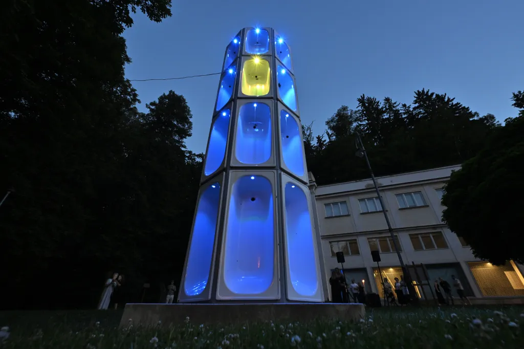 Obří plastika AJ VANA BE