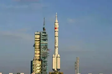 Čína vyšle na svou vesmírnou stanici tři kosmonauty. Raketa už je připravená na rampě