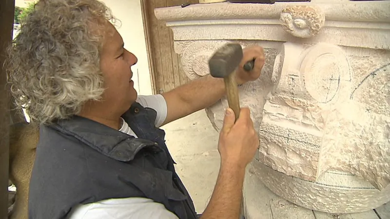 Petr Váňa při práci na Mariánském sloupu