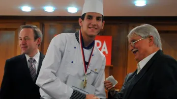 Jiří Dienstbier předává cenu za nejlepší knedlík