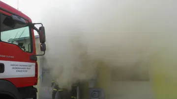 Z výrobny nábytku se valil hustý dým