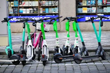 Praha zakáže sdílené elektrokoloběžky, fiakrům vypoví smlouvu