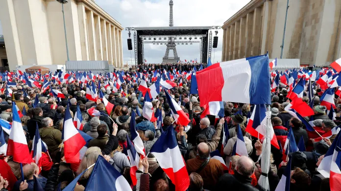 Fillona přišly podpořit do centra Paříže tisíce lidí