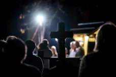 Rok po ničivém požáru: Z kostela v Gutech jako zázrakem zůstal kříž. Svatostánek si lidé připomněli půlnoční mší