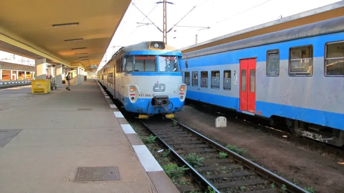Ještě v roce 2010 bylo na smíchovském nádraží běžně k vidění naráz několik jednotek řady 451