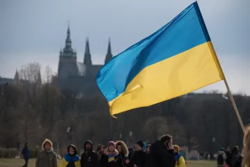 Většina Čechů podporuje přijímání uprchlíků a má prozápadní postoje, ukázal průzkum STEM