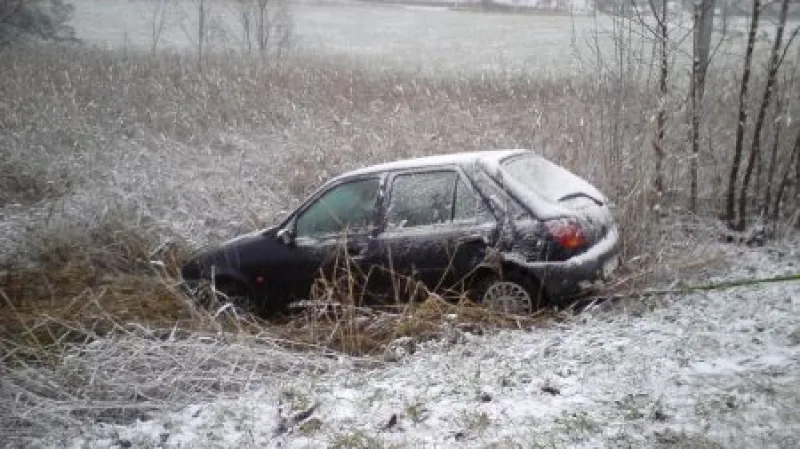 Auto po nehodě skončilo mimo vozovku