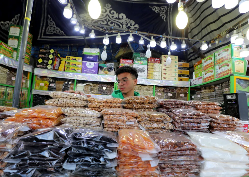 Navzdory obvyklému vzrušení kolem ramadánu ovlivnila v Egyptě letošní oslavy rekordně vysoká inflace. Mnoho lidí se však zdražením nenechalo odradit a trvají na tom, že je důležité dodržovat zvyky