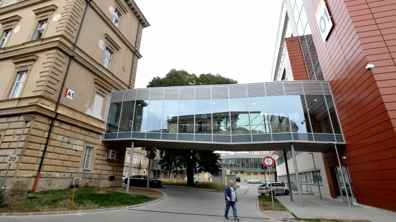 Můstek spojuje nový pavilon intenzivní medicíny se zbytkem budov Fakultní nemocnice u sv. Anny