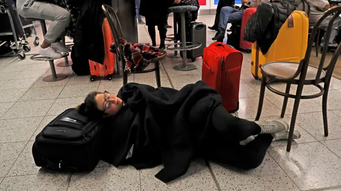 Cestující spí na uzavřeném letišti Gatwick