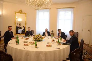 Politické špičky na Hradě odmítly nátlak Číny. Kvůli koronaviru omezí své zahraniční cesty