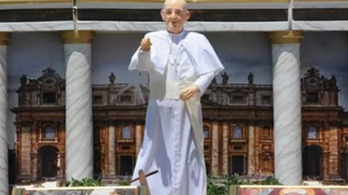 Svérázná socha papeže Františka