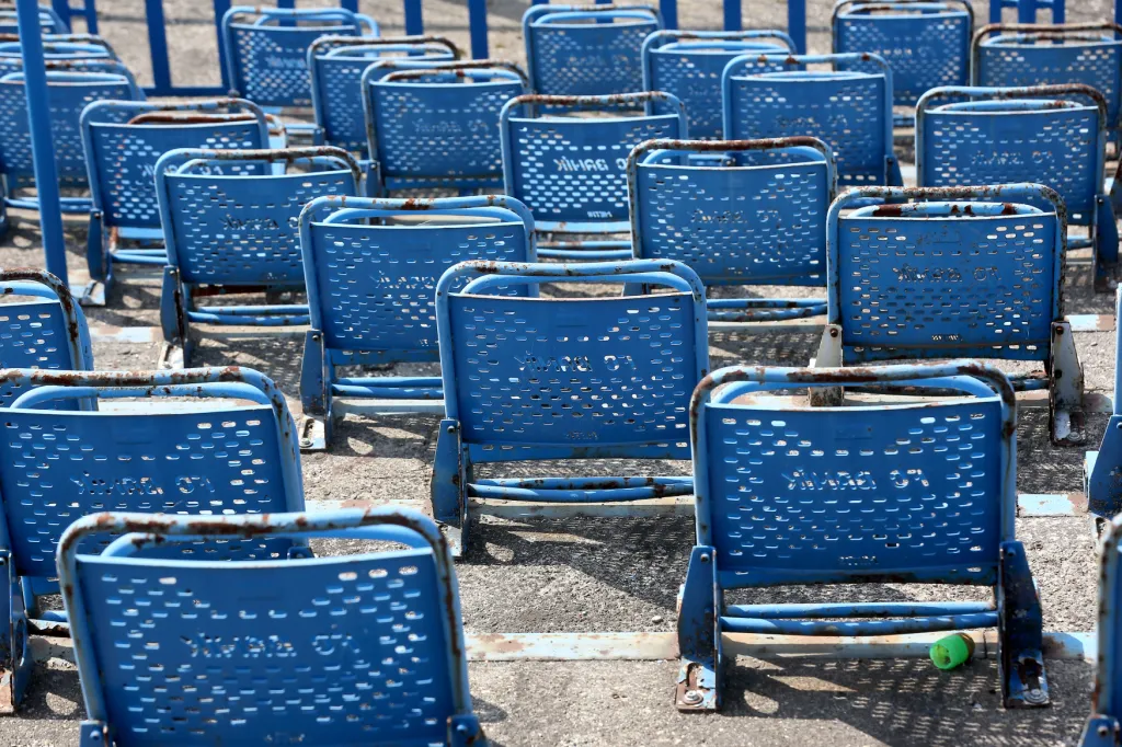 Původní sedačky na stadionu Bazaly v červenci 2018.