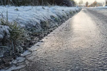 Výstraha varuje před náledím. Kvůli ledovce se srazily autobusy