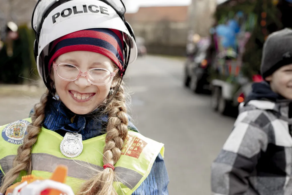Na celou situaci bedlivě dohlíží neúprosná policistka
