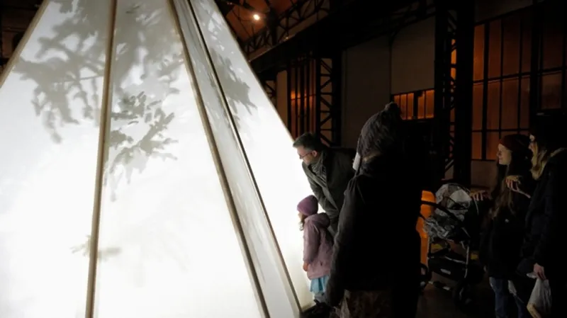 Vánoční strom od Kataríny Szanyi v Trojhalí Karolina