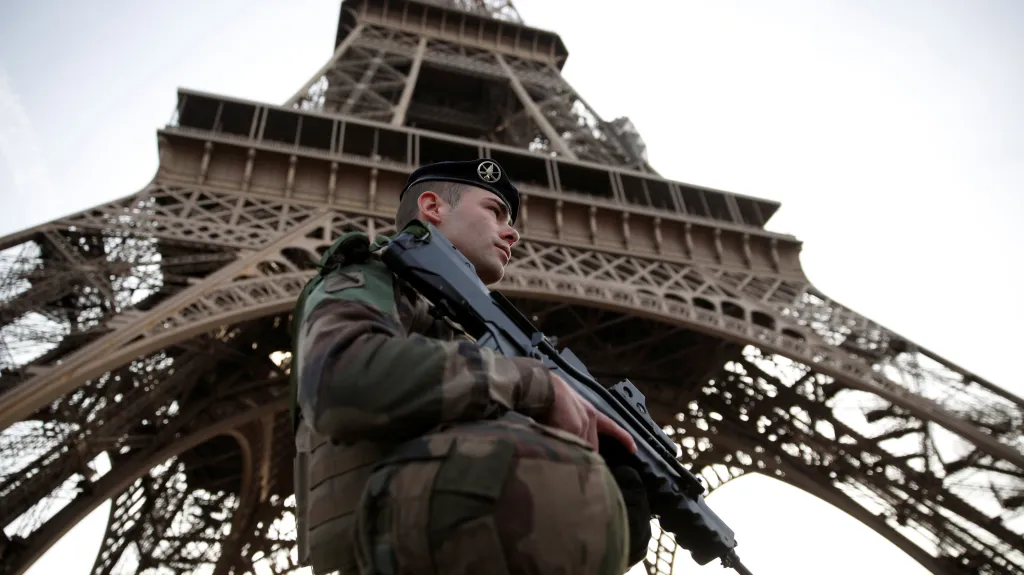 Francouzský voják před Eiffelovou věží