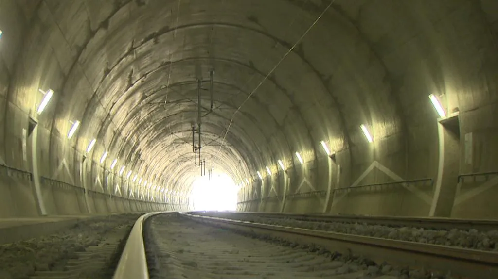 Stavba koridoru u Tábora zahrnovala výstavbu estakády, mostu nebo tunelu