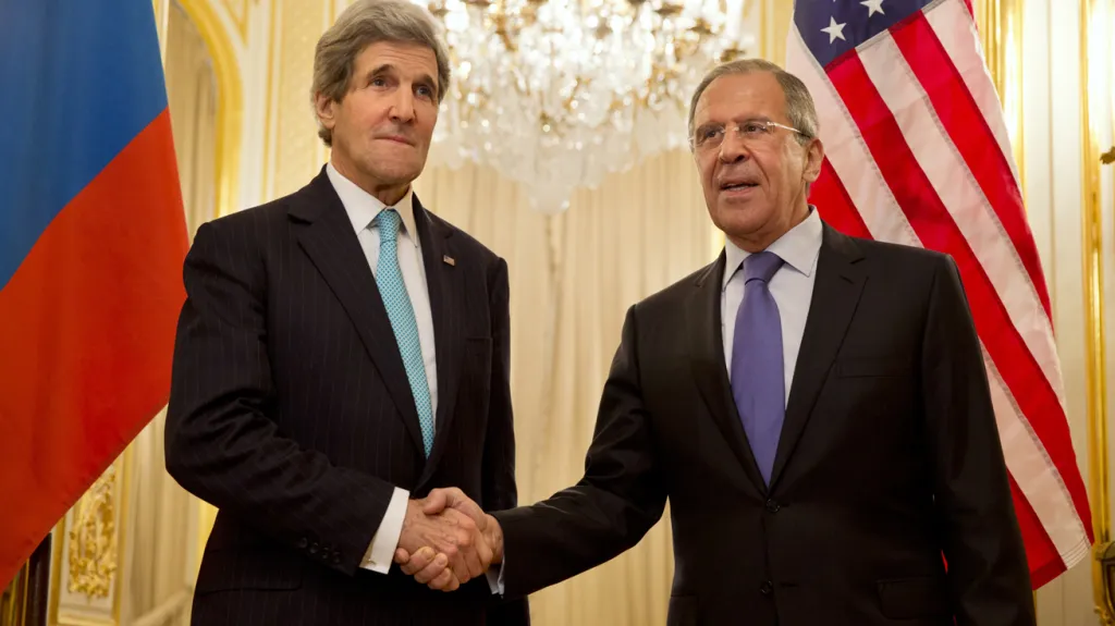 Sergej Lavrov a John Kerry na schůzce v Paříži