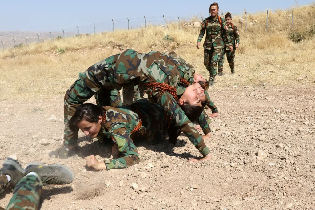 Skupina íránských kurdských žen, které se připojily ke kurdským bojovnicím a účastní se výcviku ve vojenském táboře v Erbílu v Iráku